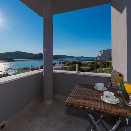Mirta Apartman Tisno